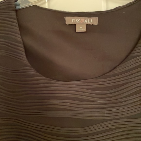 Roz & Ali sleeves less  top , size M, color black. Round neckline. Wavy design - Picture 9 of 16